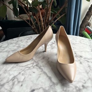 Michael Kors Beige Office Heals with Gold detailing, US6.5
